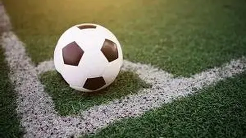 尼科乒乓球败北遭罚藏桌下，亚马尔自豪点赞：看我儿，我的高徒。